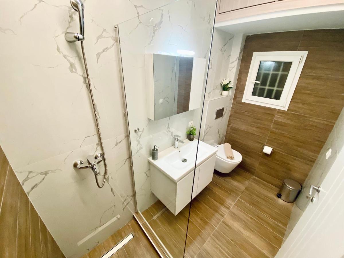 Central Grey Quiet Apartment Tesalonika Bagian luar foto