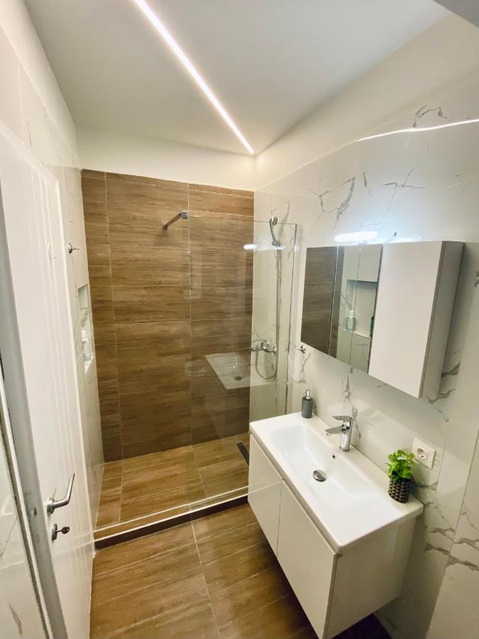 Central Grey Quiet Apartment Tesalonika Bagian luar foto